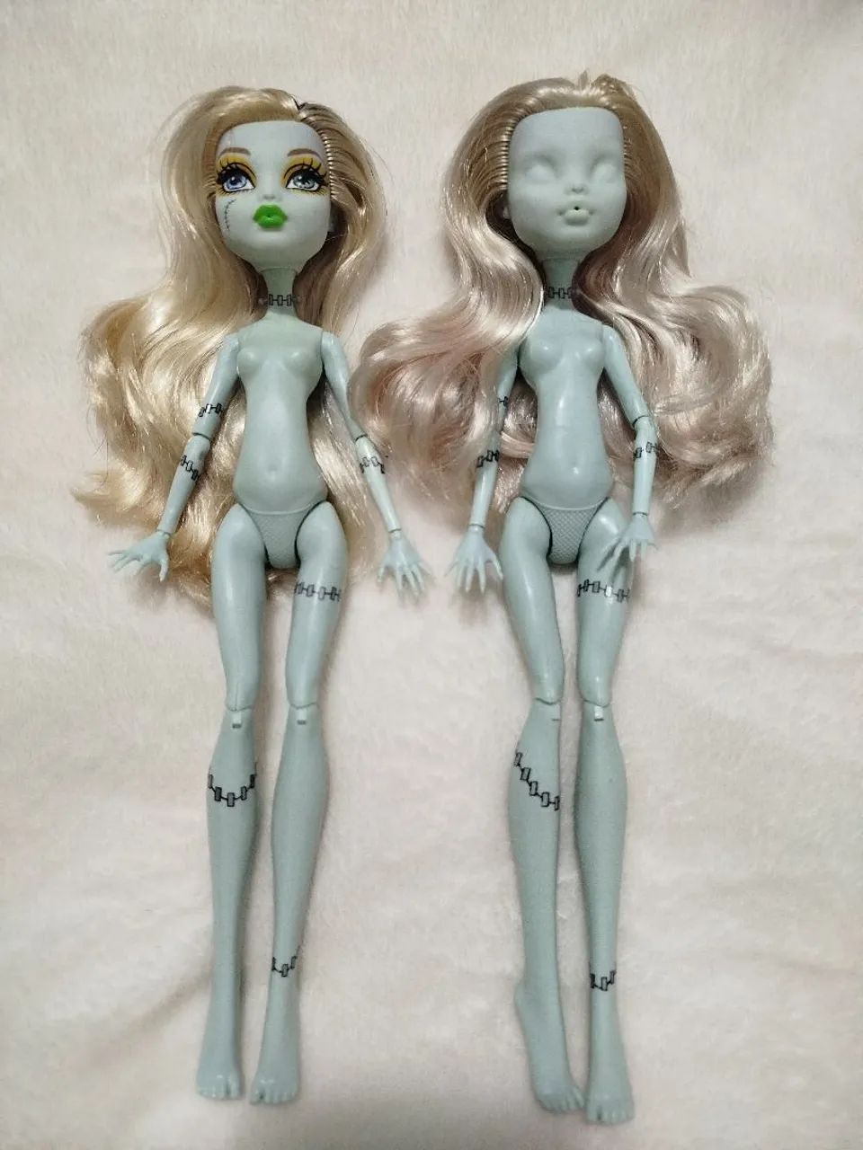 2 Bonecas Frankie Stein Monster High para customização.