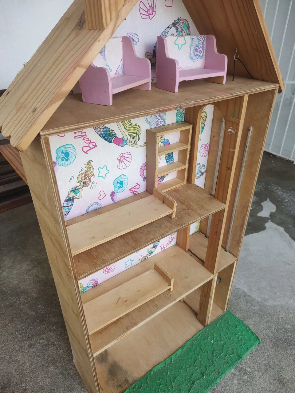 Casinha de boneca de madeira com móveis