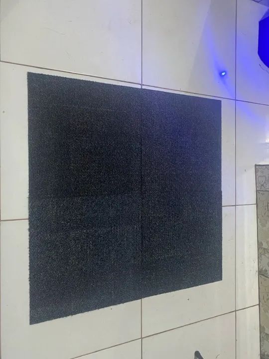 Piso flutuante em carpete azul marinho  - Foto 6