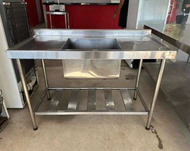 PIA DE INOX COM CUBA CENTRALIZADA