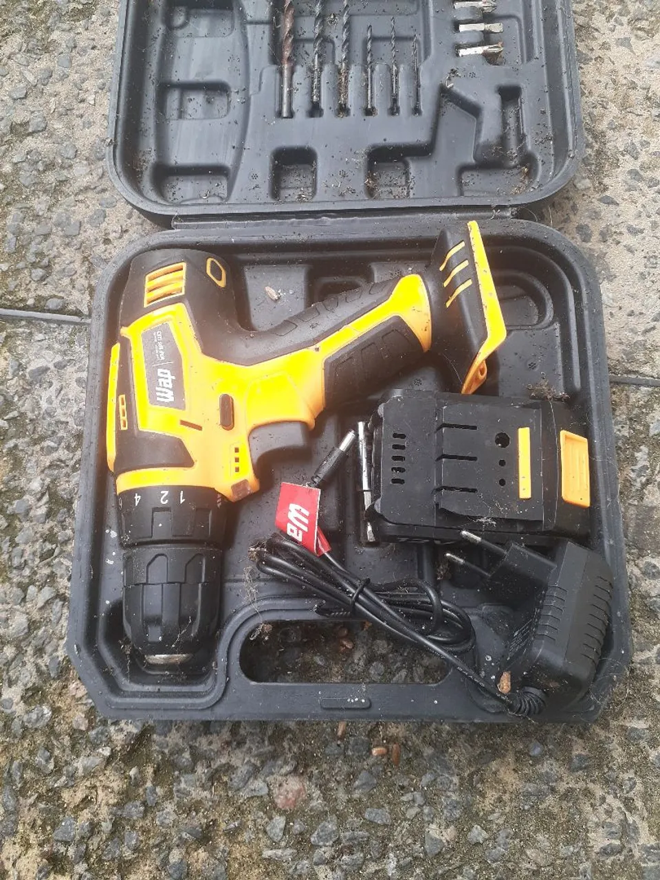 Parafusadeira/Furadeira 12V com maleta