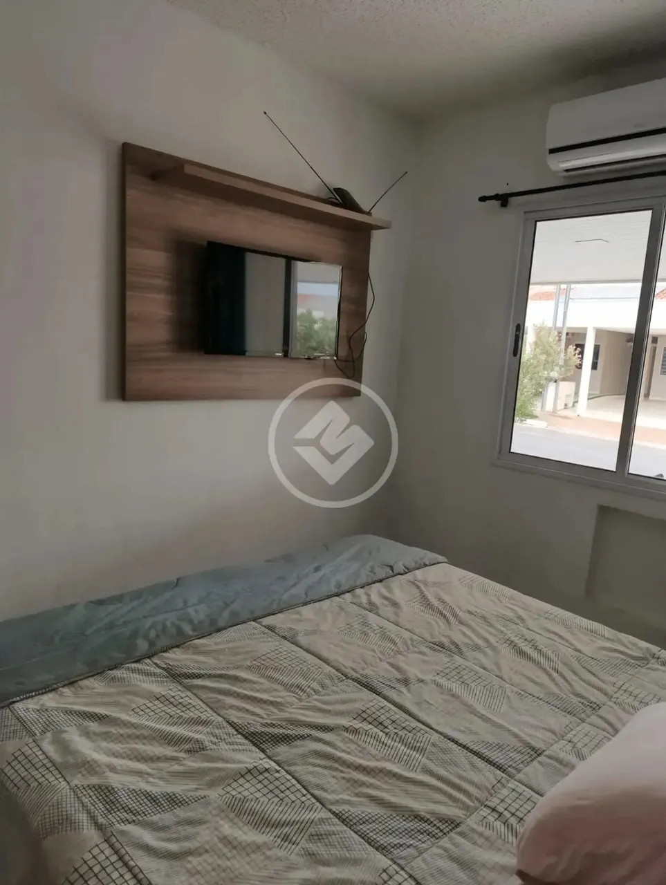 Casa com 2 quartos Sala Cozinha 1 banheiro Área coberta na frente Garagem 2 carros codigo: