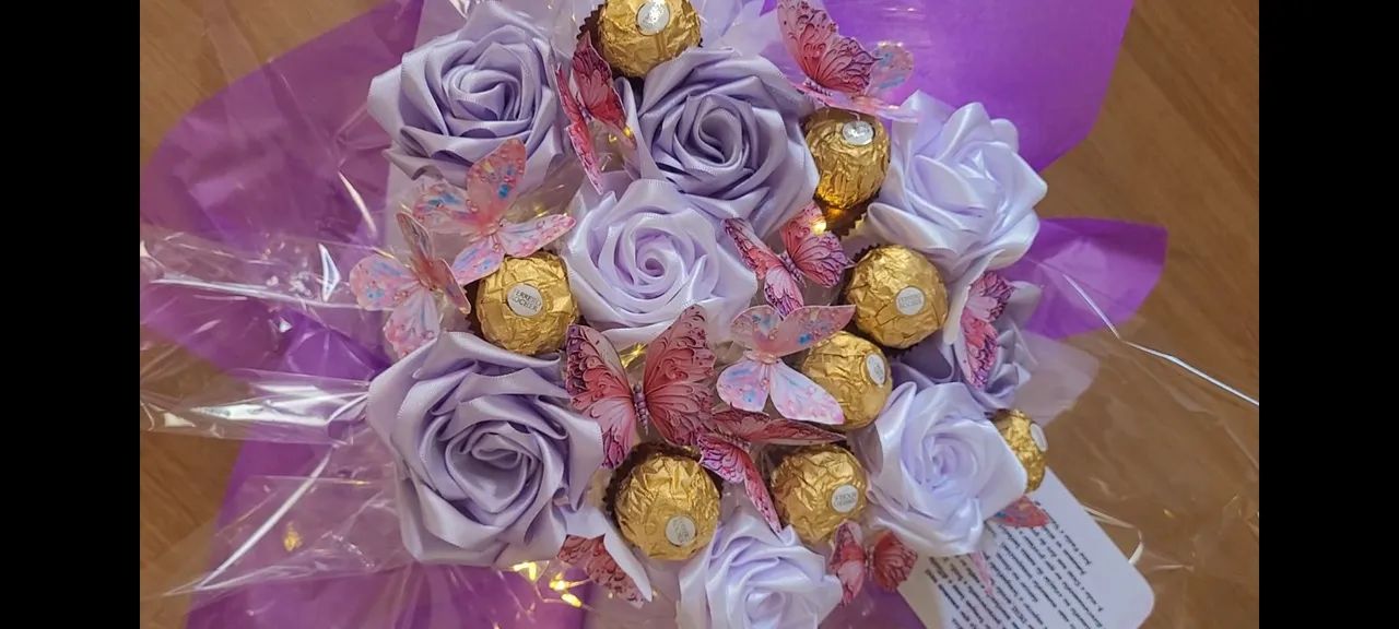 Buquê de rosas vermelhas com chocolates temos várias opções de presentes ,buques de rosas  - Foto 6