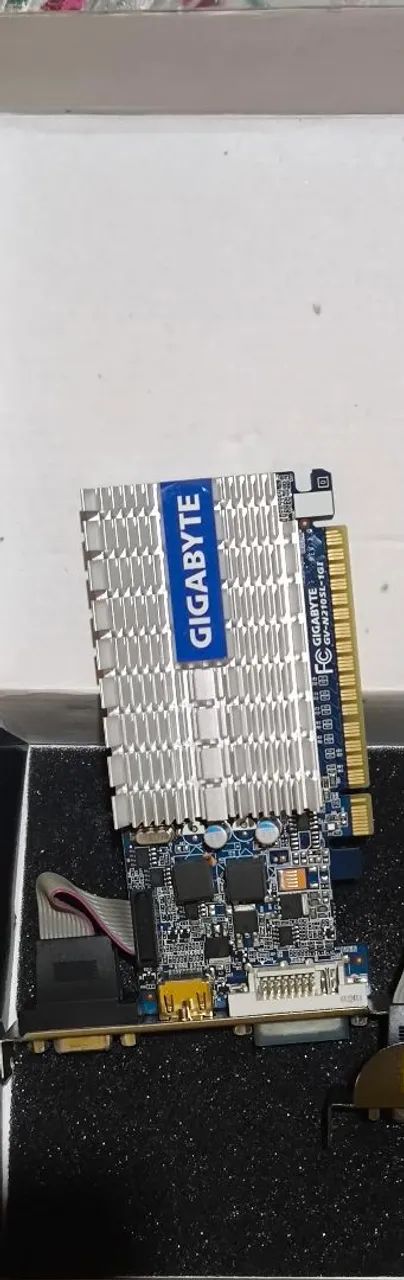 Placa de vídeo Gigabyte GeForce GT 210, modelo GV-N210SL-1GI. - Foto 3