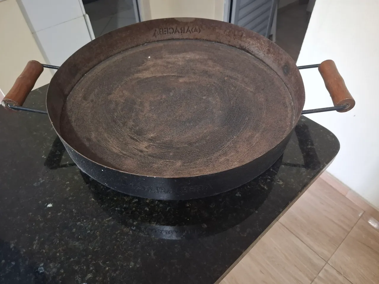 Frigideira de Ferro Fundido com Alças de Madeira