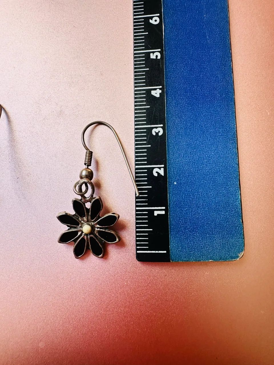 Brinco de florzinha preta Accessorize - Foto 4