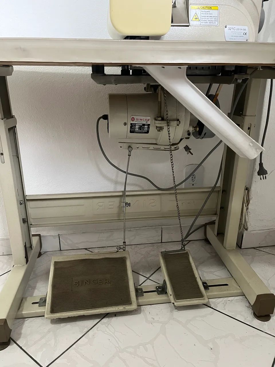 Máquina de Costura Overloque Industrial Singer 321C-251H-56 - Ótimo Estado - Foto 6