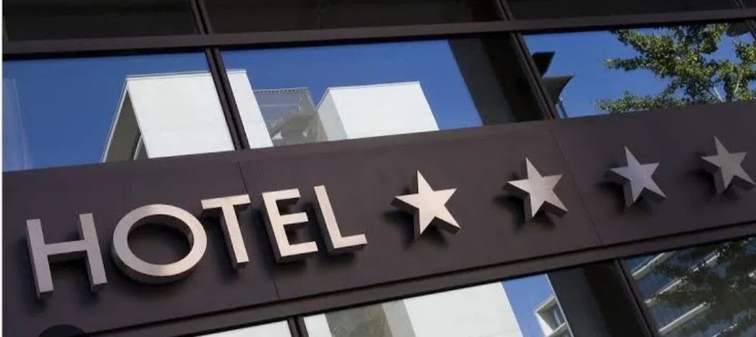 Hotel contrata caseiros