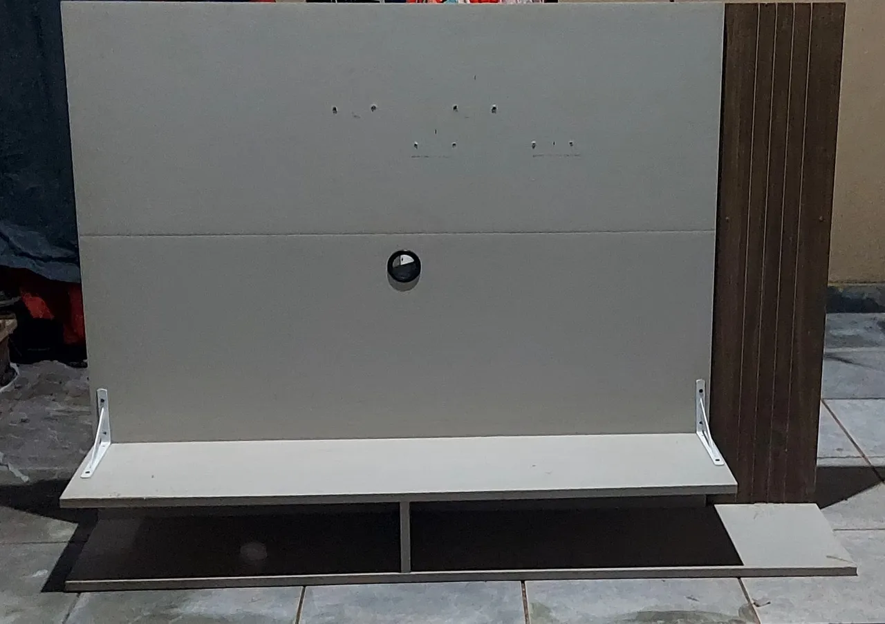 Painel de TV Suspenso com Prateleira - Design Moderno