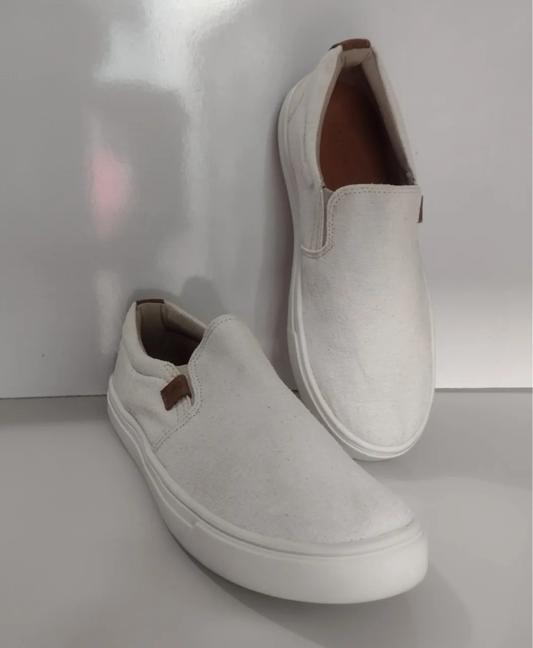 Tênis Slip On Branco Confortável e Estiloso