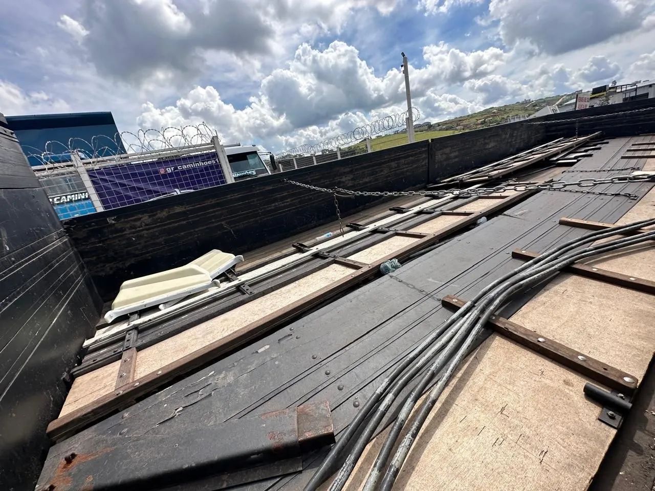 VENDE-SE CARROCERIA PRA CAMINHÃO TRUCK GRANELEIRA - Foto 7