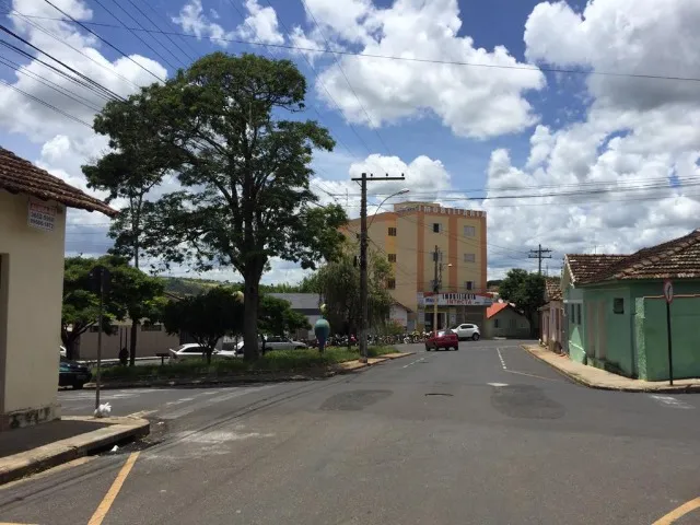 Alugo peq apto (ampla kit net) na área central de Araxá.
