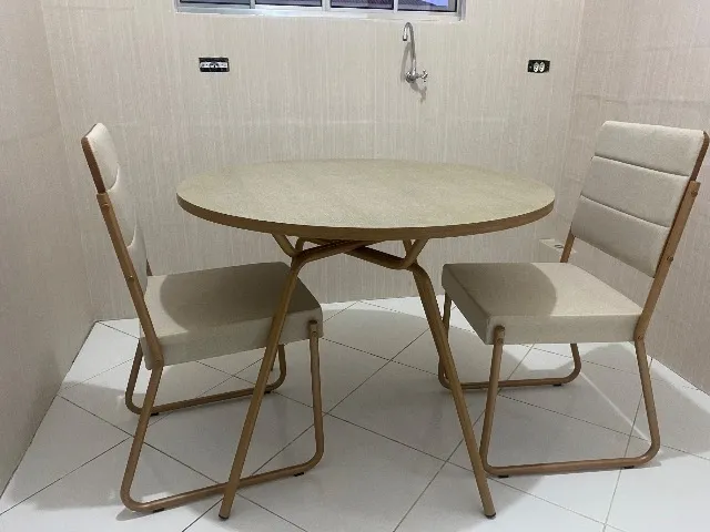 Mesa de jantar redonda com 4 cadeiras