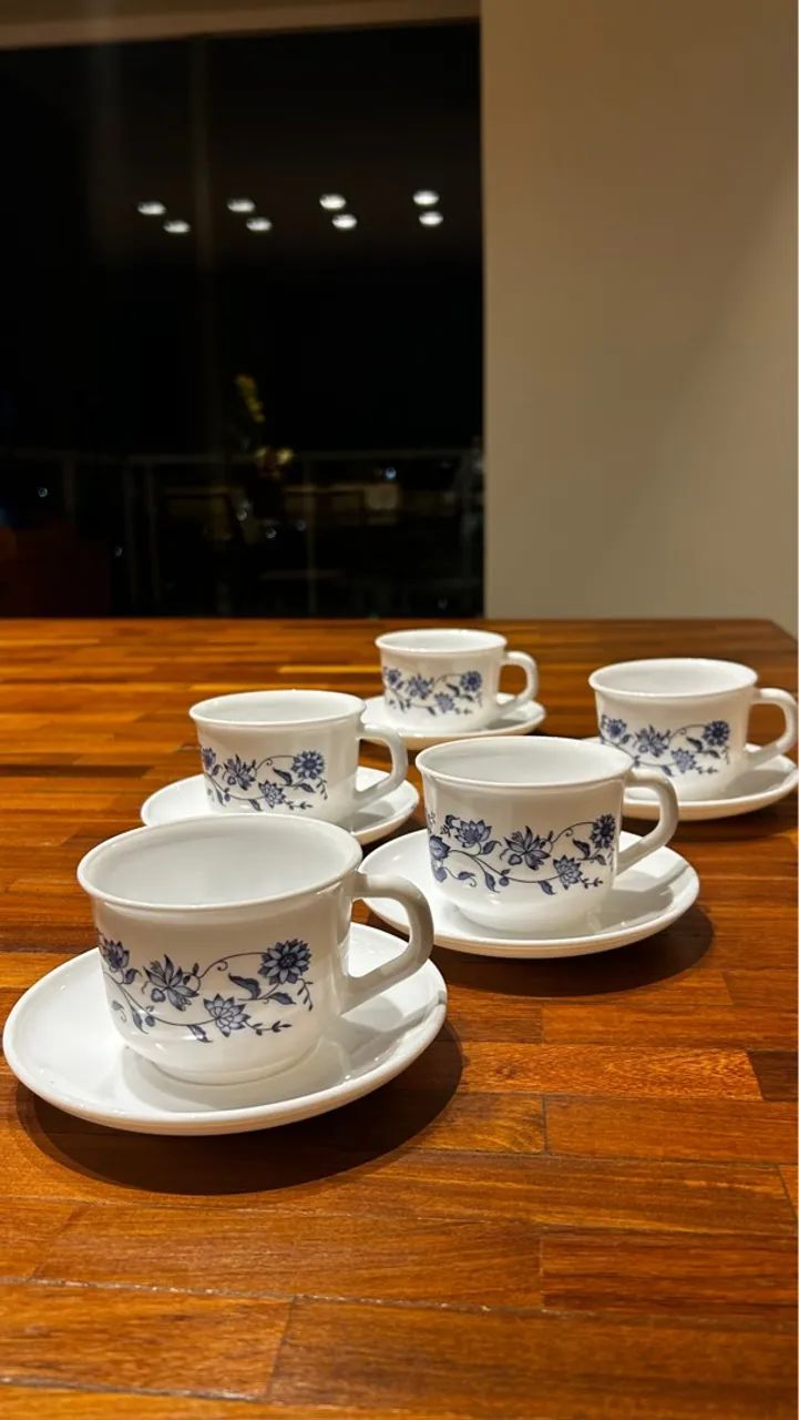 Conjunto vintage de 5 xícaras de chá com pires, fabricadas pela Arcopal/França - Foto 6
