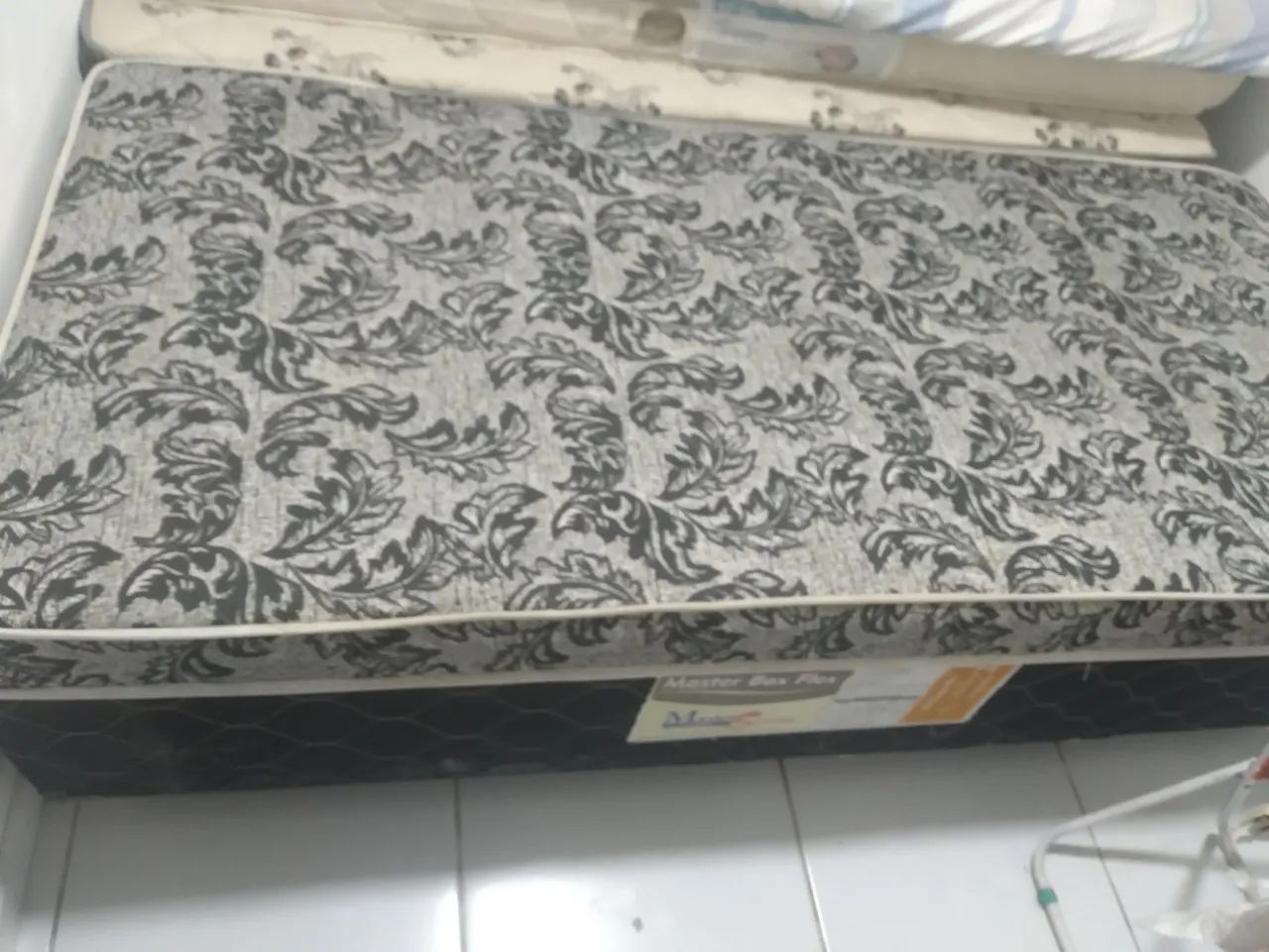 1 cama de solteiro em bom estado