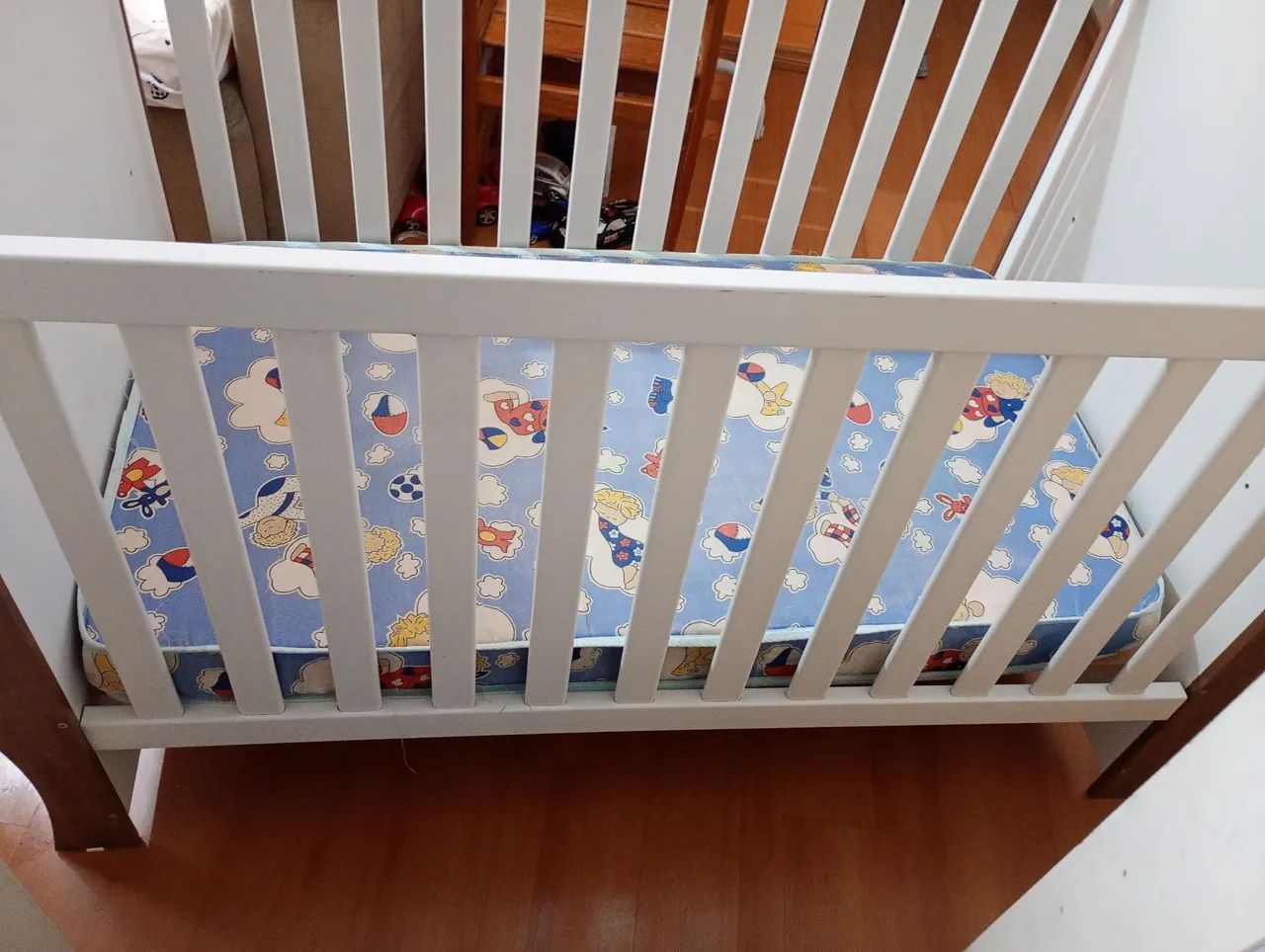 Berço branco e amadeirado seminovo - Foto 5