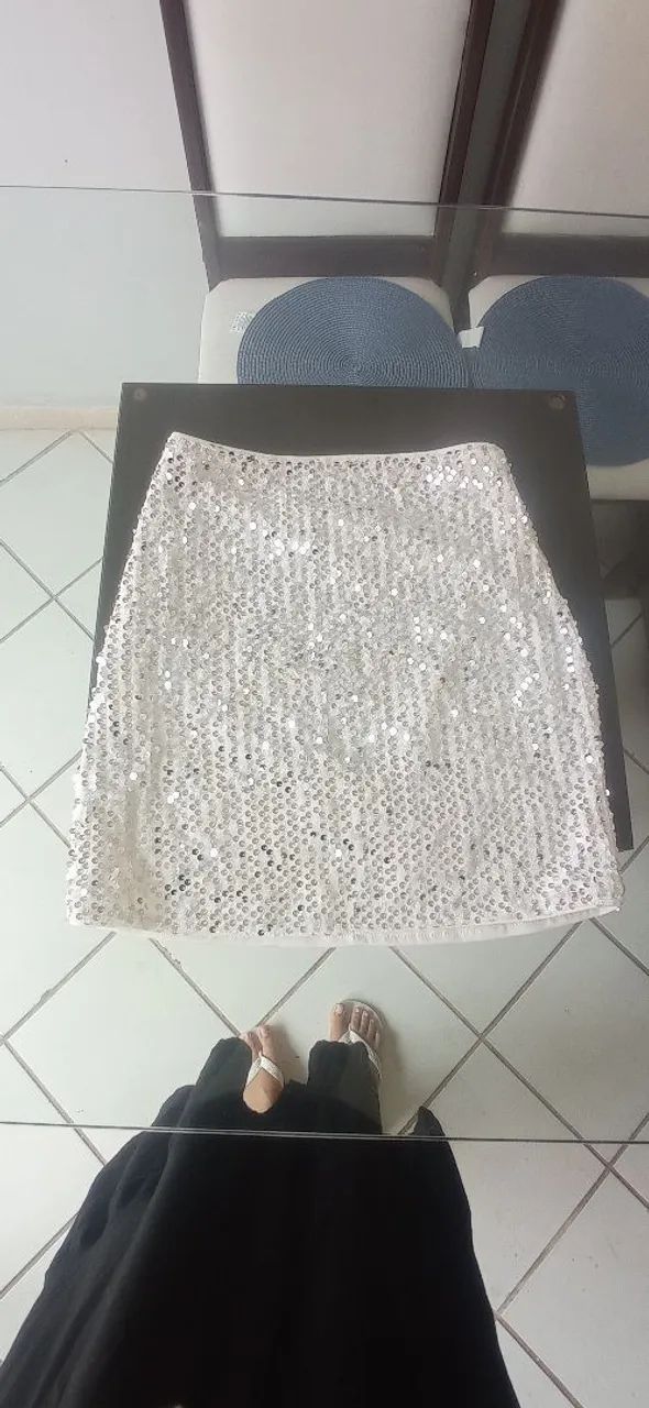 Saia branca com paetês prateados