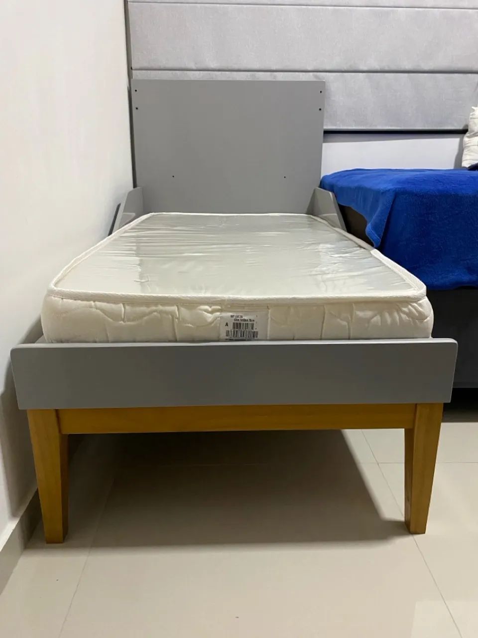 Berço Mini Cama Noah com Pés Square Mel Cinza Fosco - Foto 4