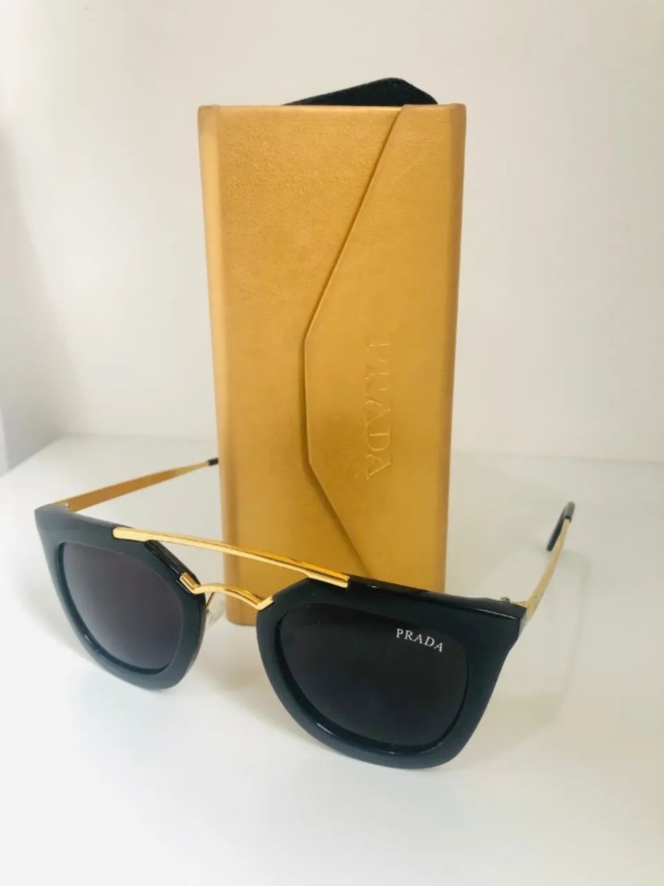 Óculos de Sol Prada - Preto com dourado - Foto 4