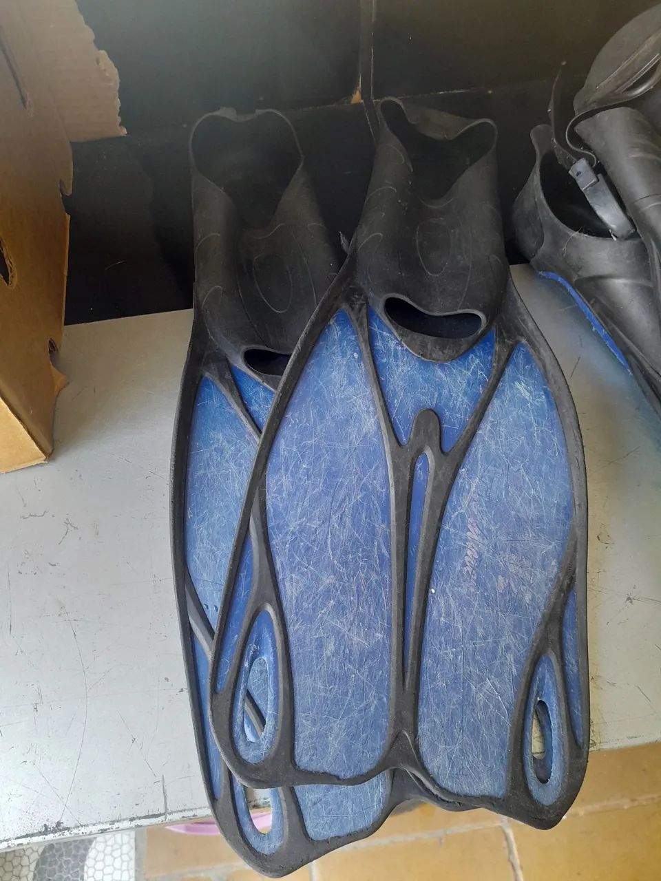 MATERIAL PARA MERGULHO  ROUPA NADADEIRAS E LANTERNA  - Foto 2