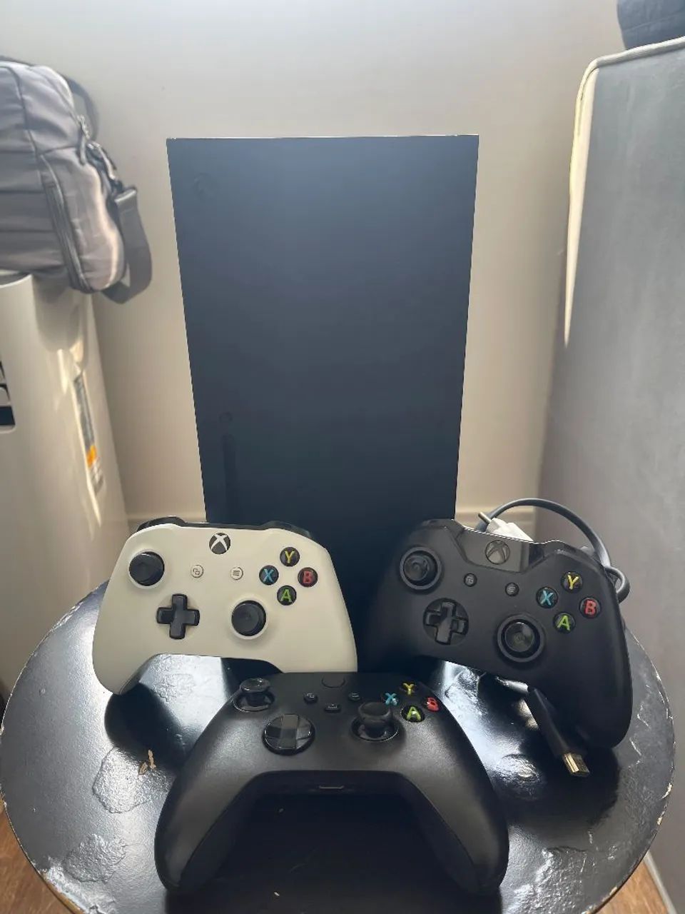 Xbox Series X com 3 controles