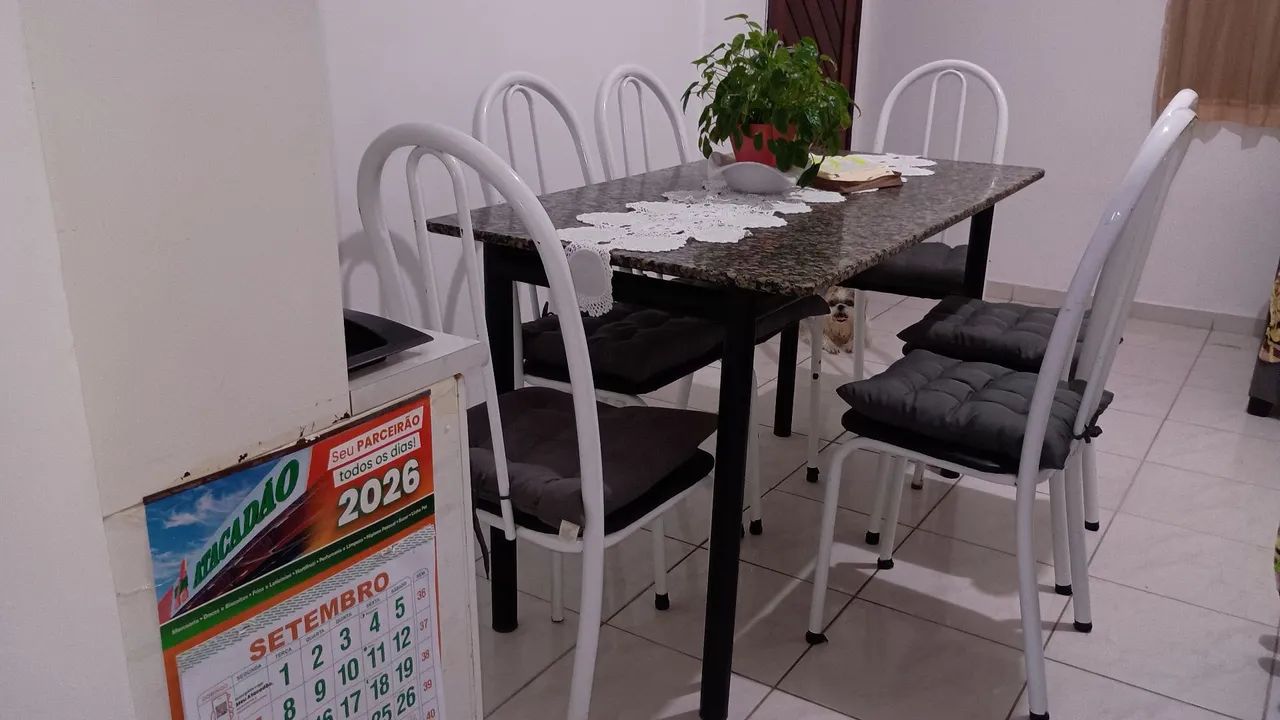 Mesa com seis cadeiras 