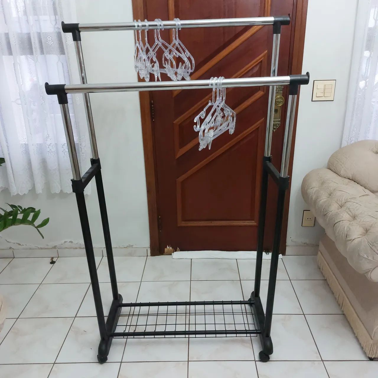 Araras de roupas dupla com rodinhas - Foto 2