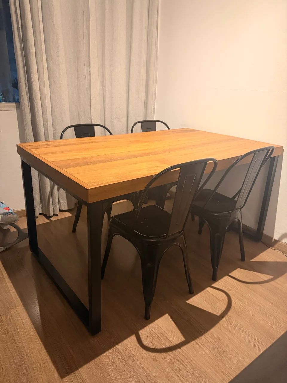 Mesa com cadeiras e aparador estilo industrial  - Foto 2