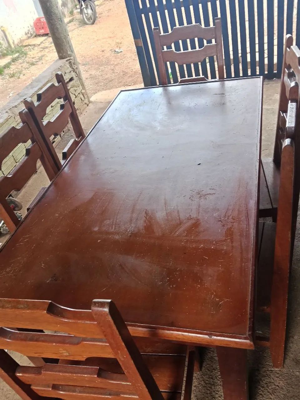Vende-se uma messa de madeira 6 cadeiras 