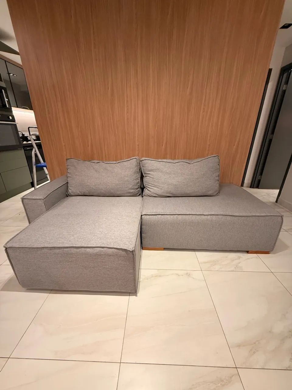 Sofá retrátil com chaise - 2,40 m - Cinza. - Foto 2