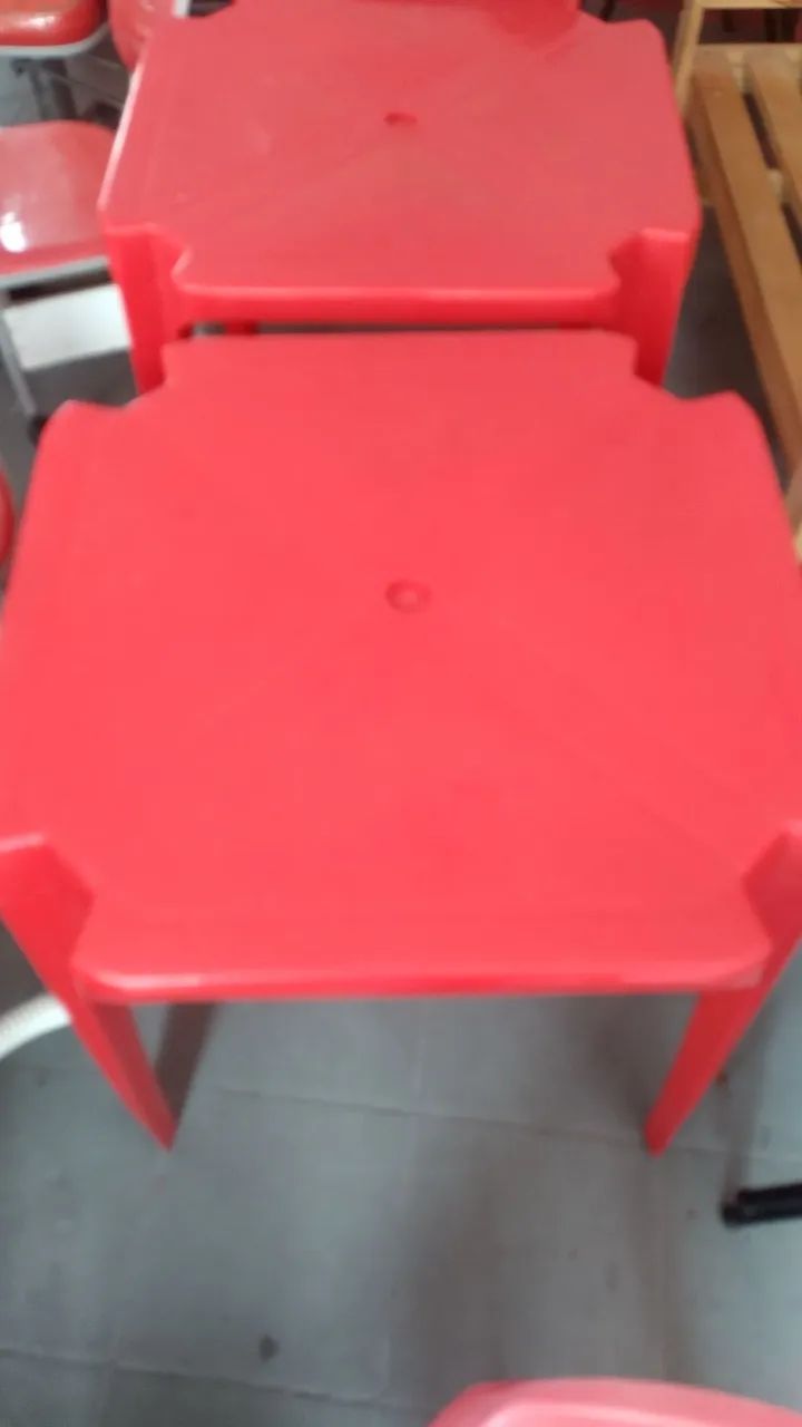 Conjunto mesa e cadeira de Plástico.
