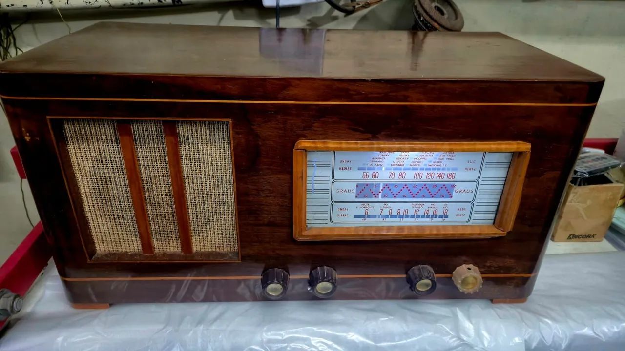 Rádio antigo madeira relíquia 