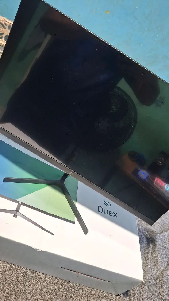 Monitor com defeito, olhe a descrição.