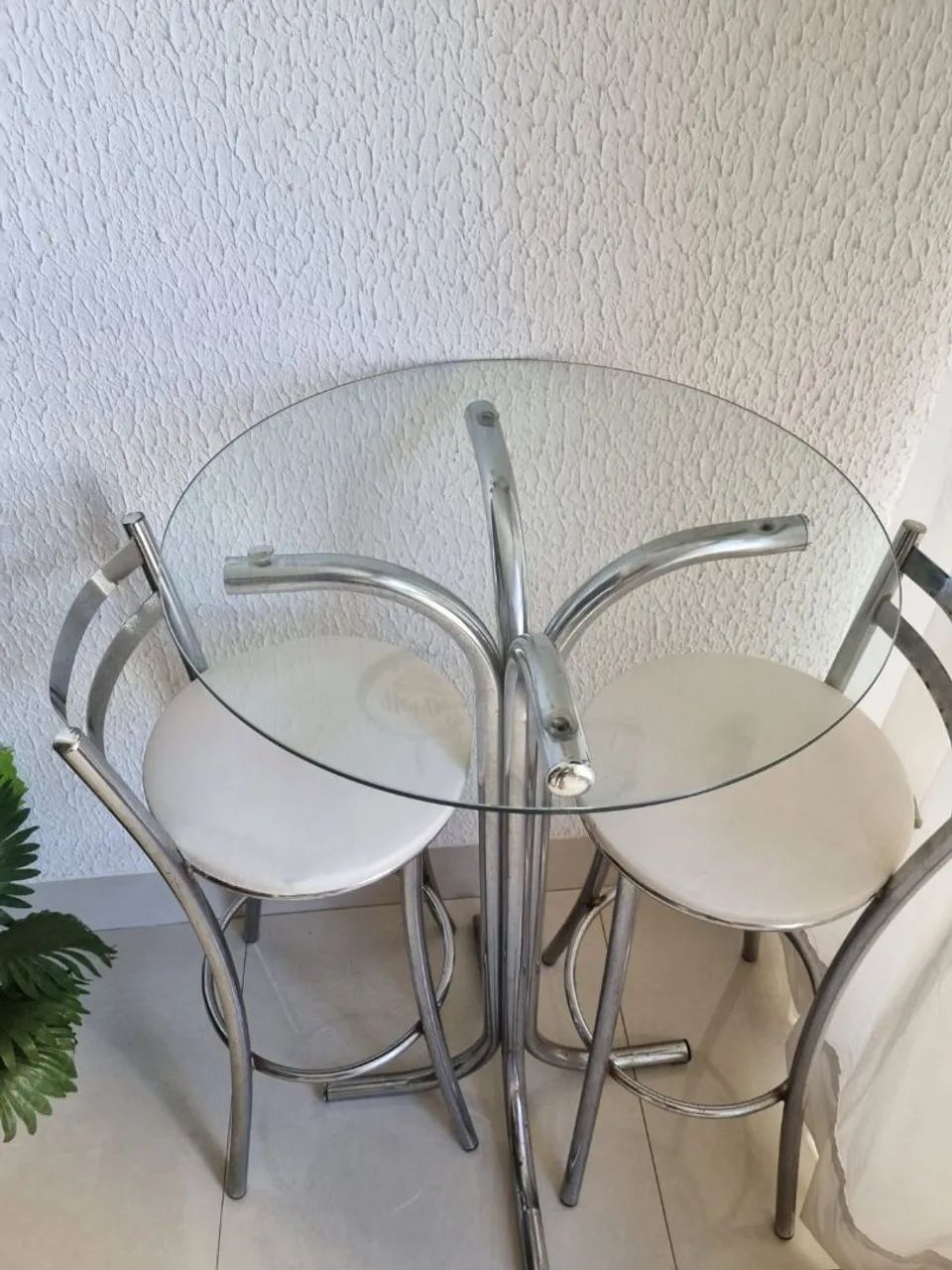 Vendo Conjunto de mesa com 2 cadeiras. - Foto 3