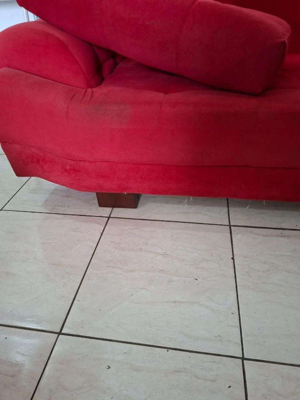 SOFÁ 3 LUGARES VERMELHO EM SUEDE SUPER MACIO E CONSERVADO - Foto 4