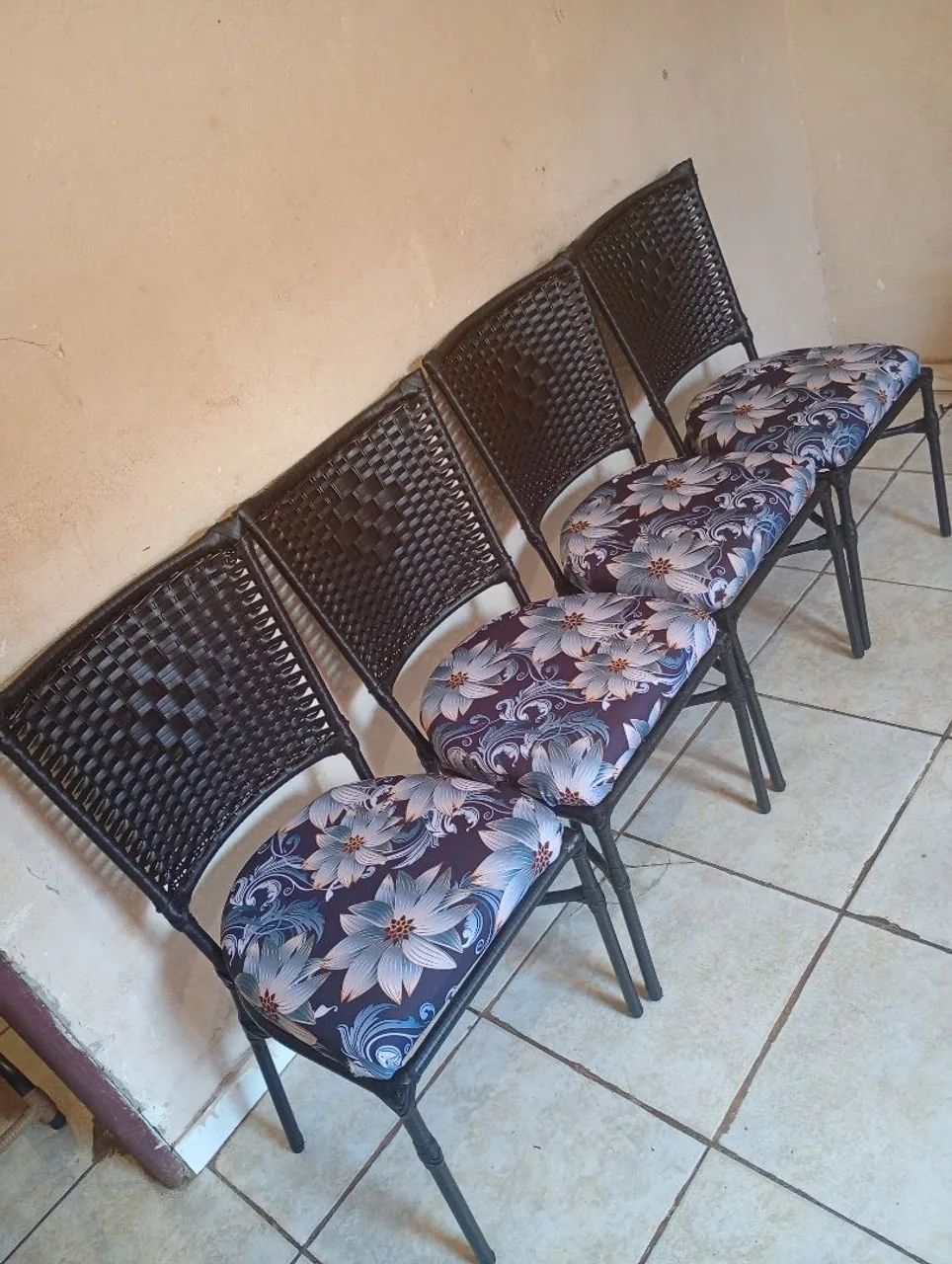Vendo 4 cadeiras novas de mesa  - Foto 2