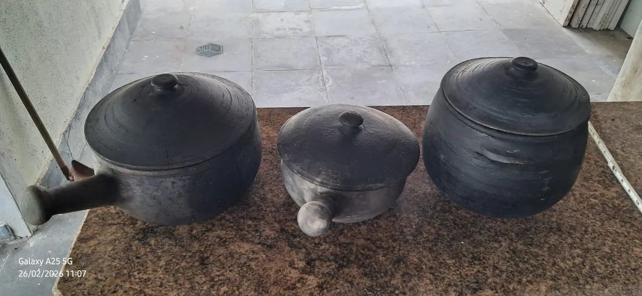 Panelas de barro e outra de ferro  - Foto 3