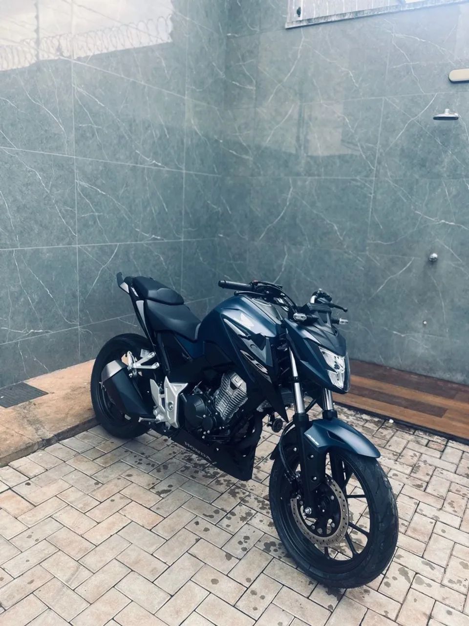 Troco por Sahara 300