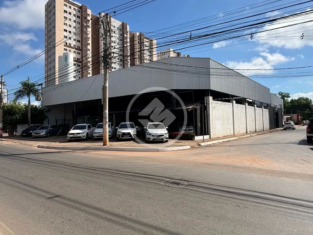 Barracão com aproximadamente 900m2 de área coberta, de esquina na Av. Fernando Corrêa. cod - Foto 3