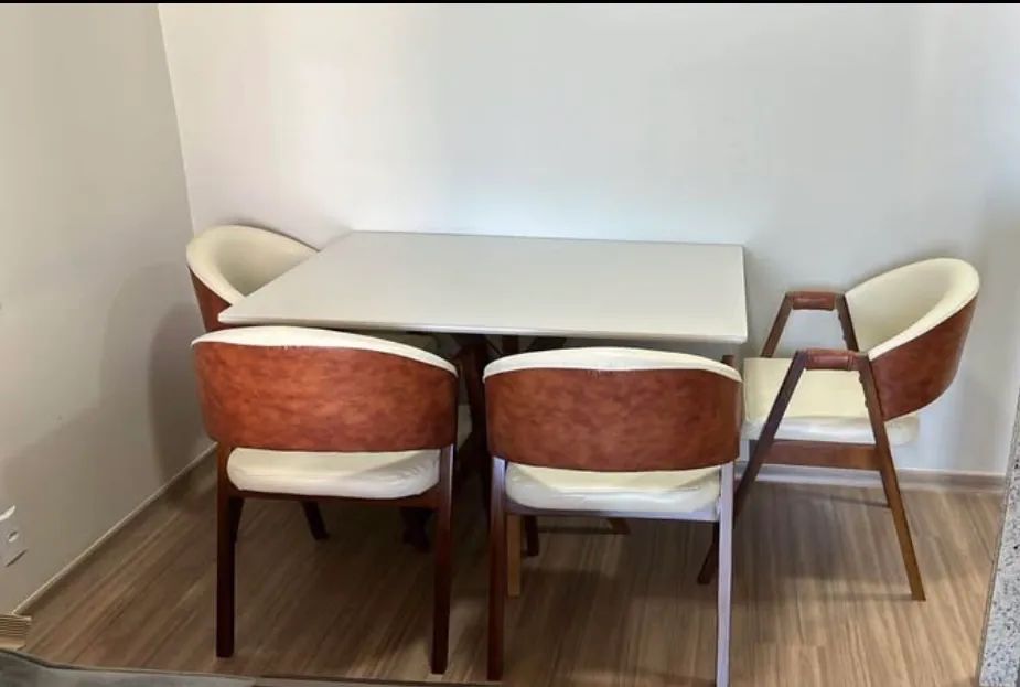 Mesa 4 cadeiras couro