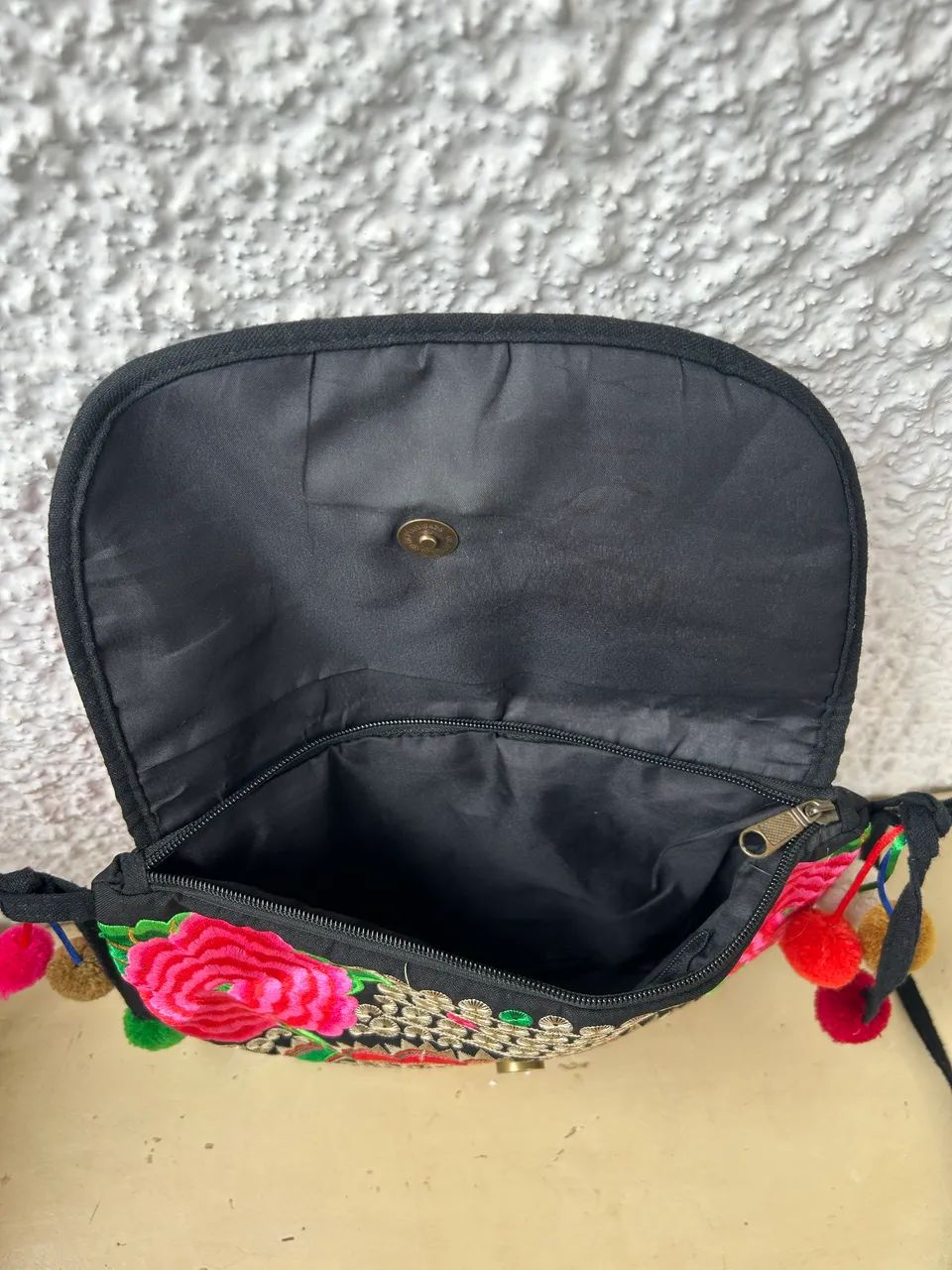 Bolsa tiracolo preta com bordado - Foto 2