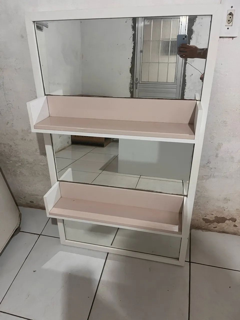 Uma peça de prateleira com espelhos e uma mesa de estudos - Foto 4