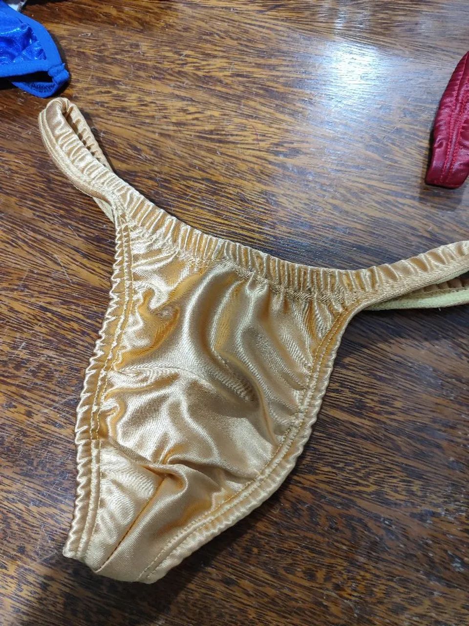 Cueca fio dental dourada 