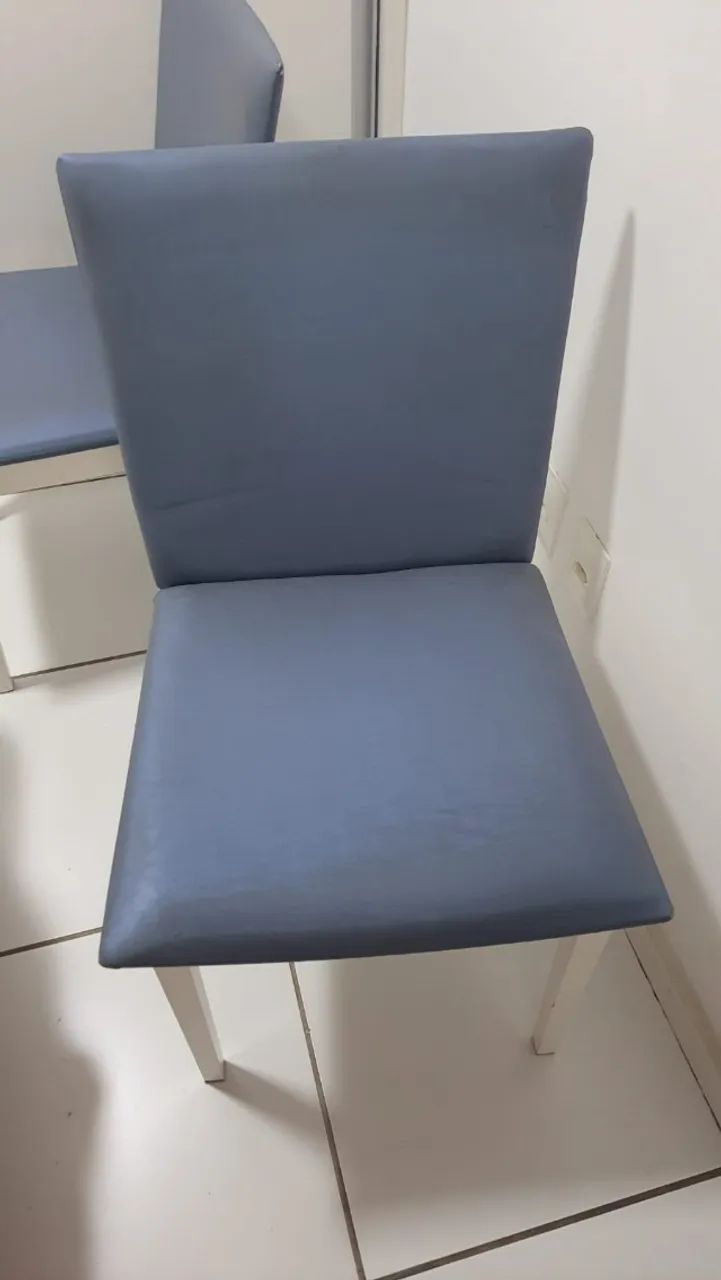 Conjunto com 04 Cadeiras de Jantar Brancas com Estofado Azul - Foto 4