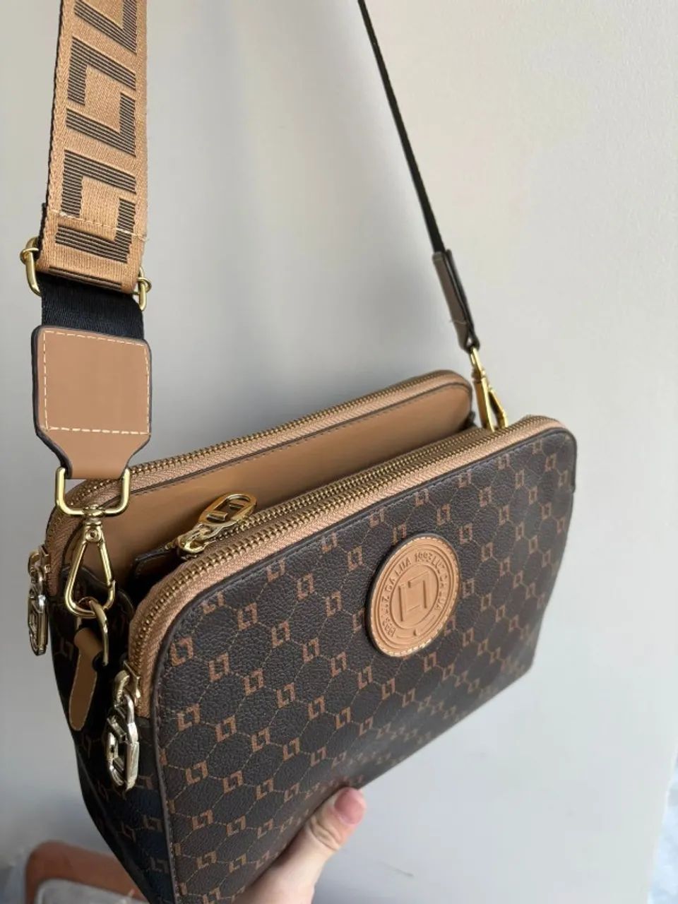 Bolsa Luz Da Lua Bella Tiracolo Média Couro Monograma Mocca (Modelo Premium) - Foto 2