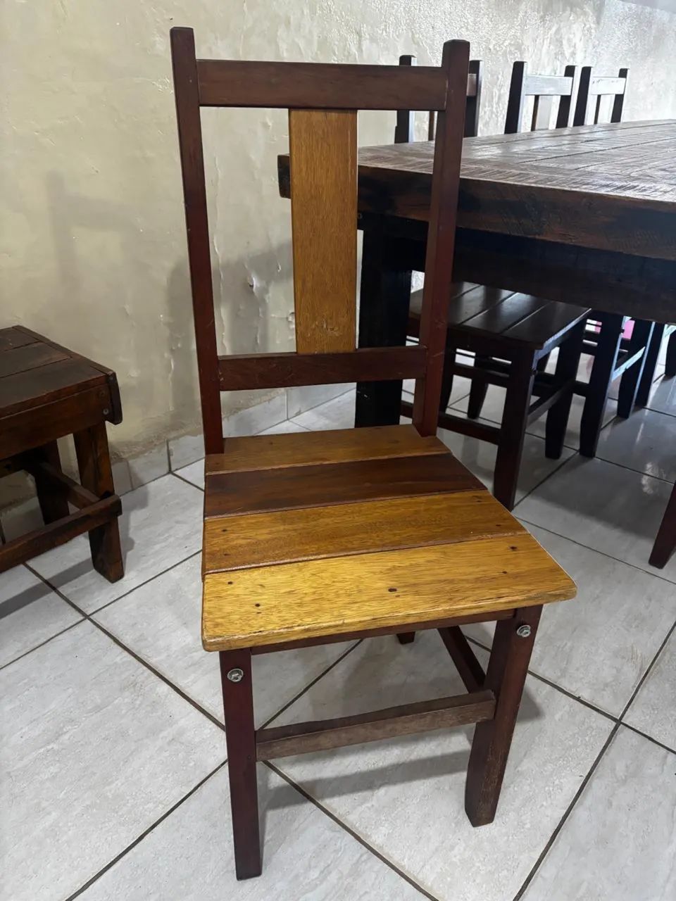 Mesa de jantar de madeira rústica com 8 cadeiras  - Foto 3
