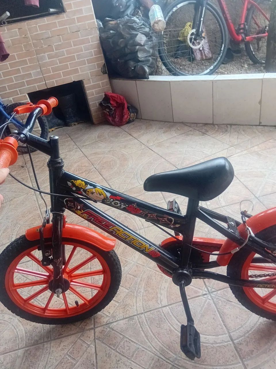 Vende uma bicicleta infantil  semi nova - Foto 3