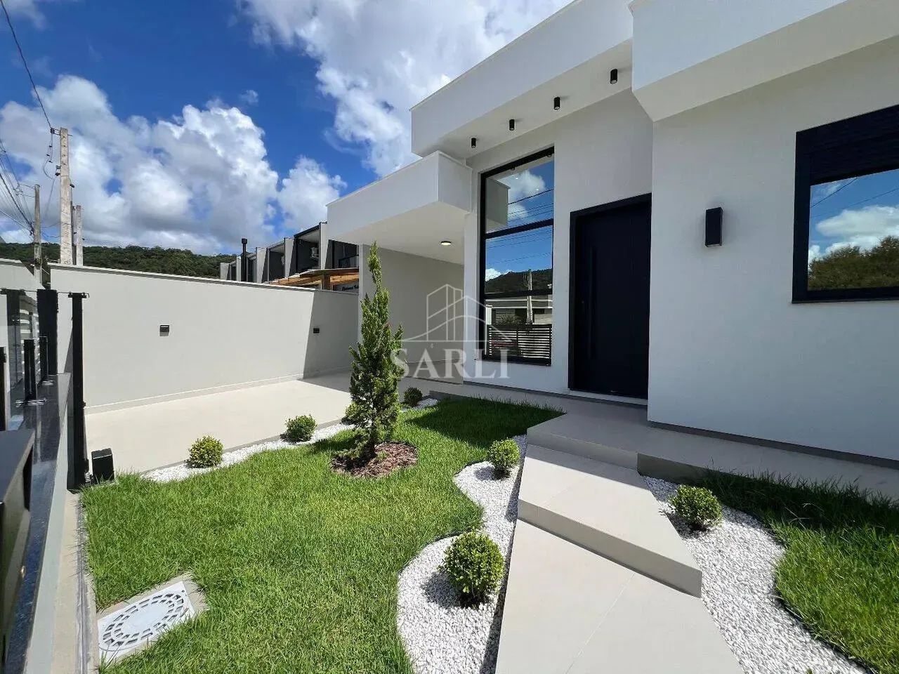 Casa com 98m², suíte e quintal no bairro Forquilhas  São José