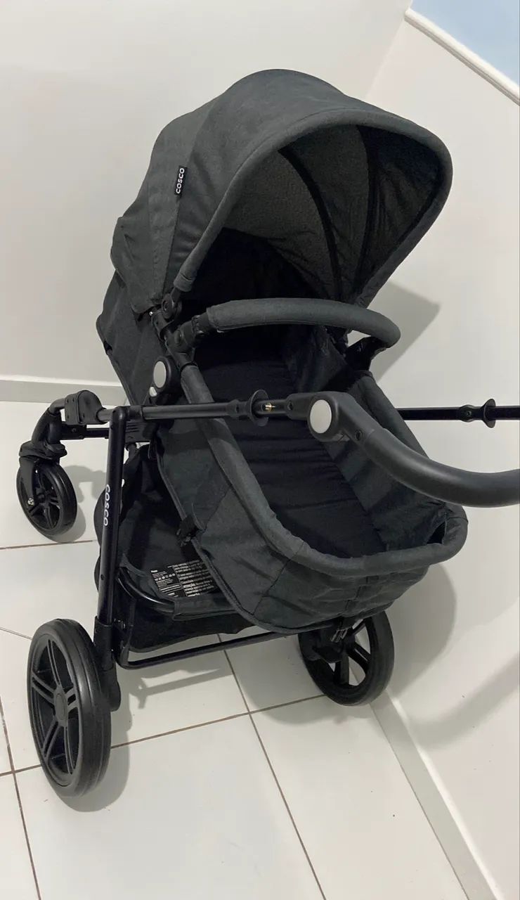 Carrinho de bebê COSCO com bebê conforto 
