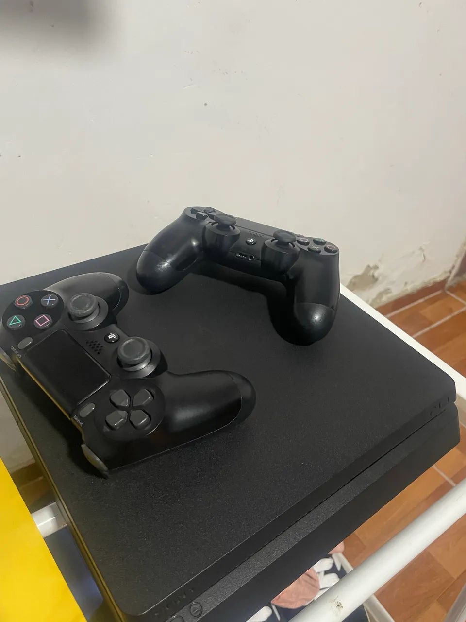 Vendo ps4 slim 1 tera com ps plus até dezembro assinado  - Foto 2